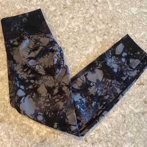 Size medium black and gray tie-dye leggings with butt scrunch